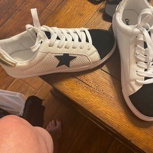 Tennis shoes with Star. Navy and white